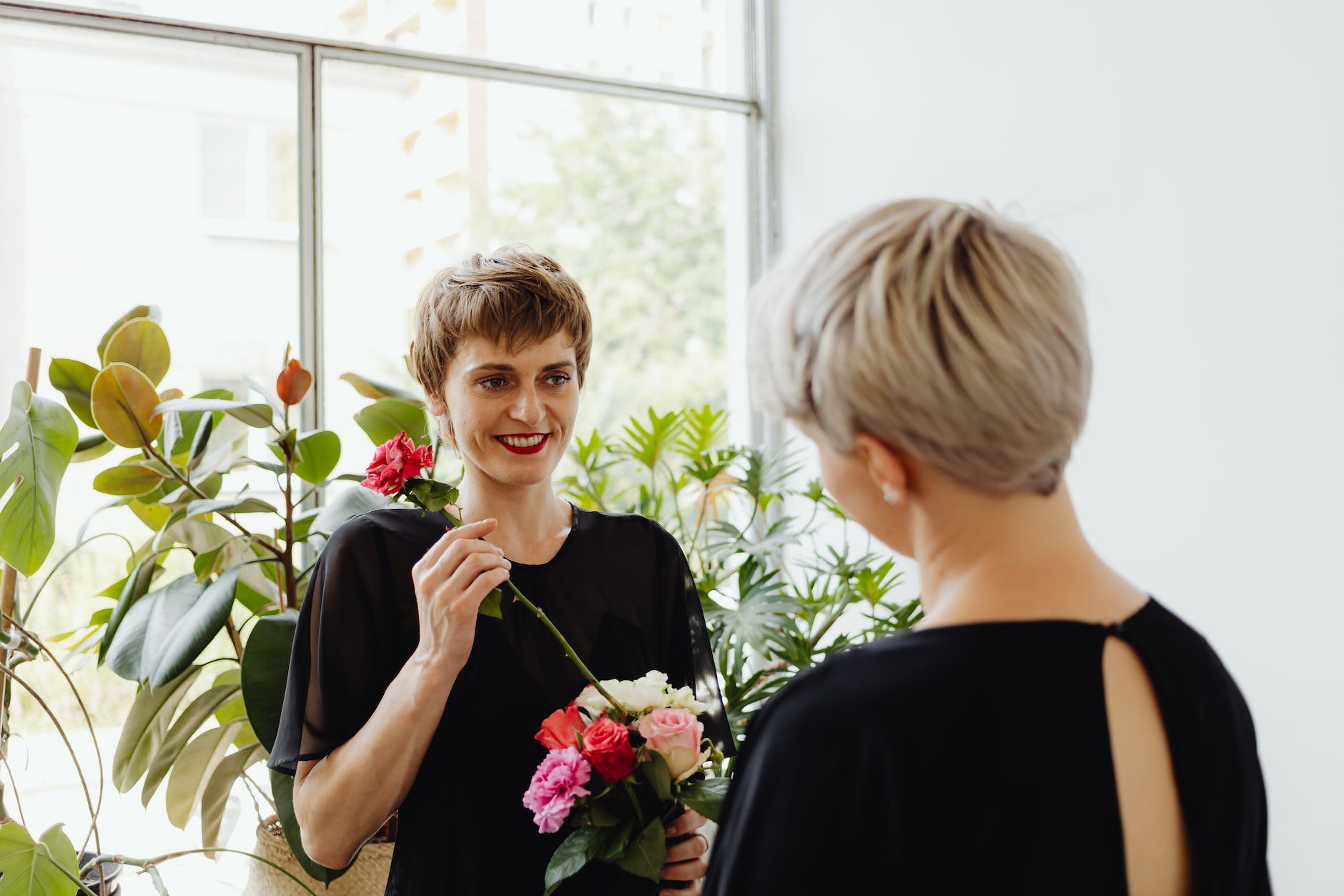 vrienden maken als volwassene foto vrouwen bloem